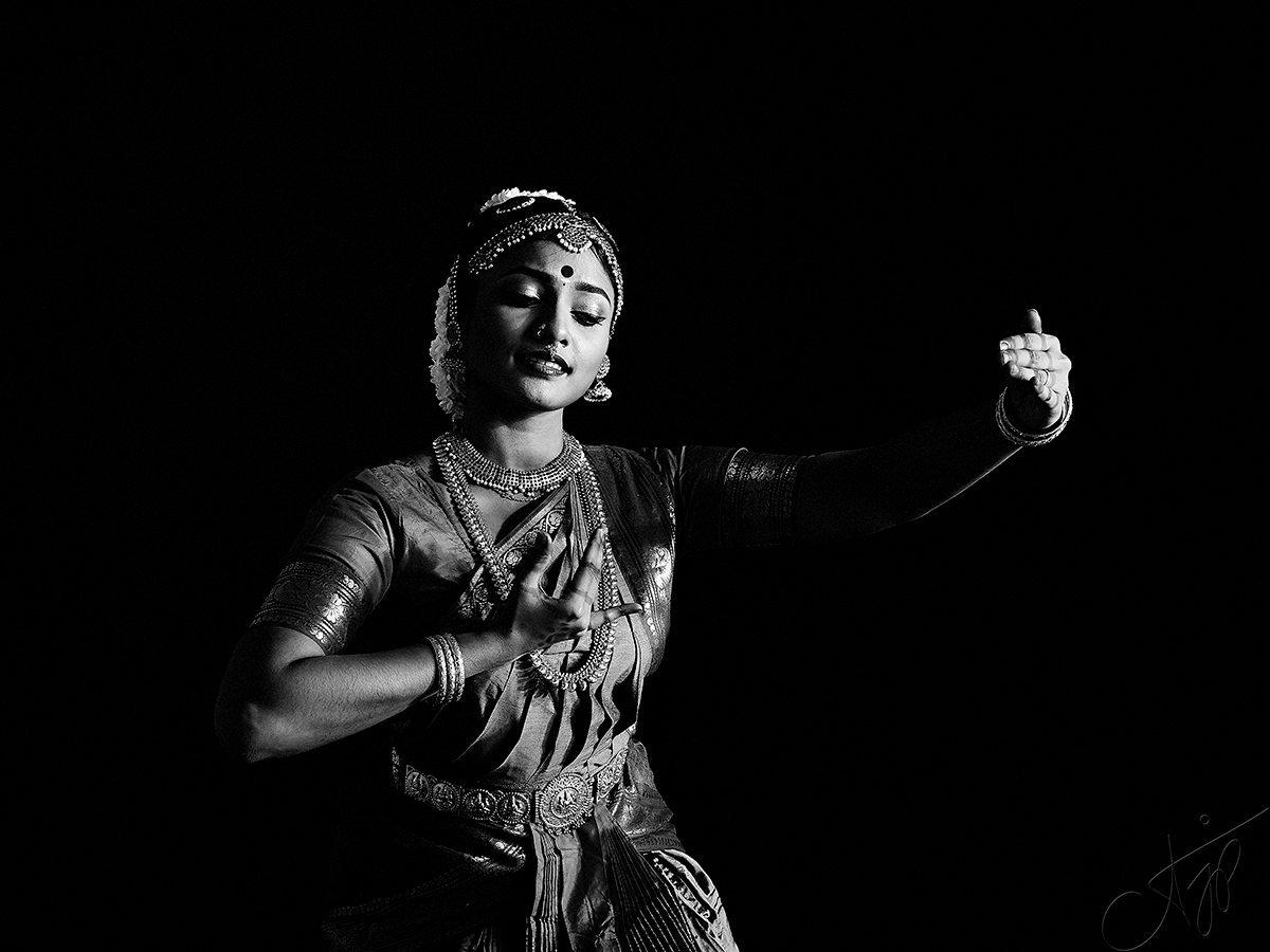 fine art-black-white-barathanatyam-photography-aditya-j-pradeep-fame-hues-ajp-00004