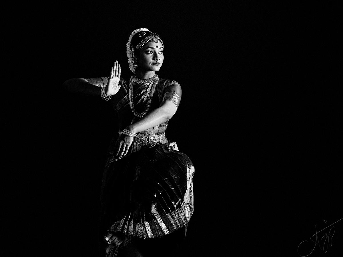 fine art-black-white-barathanatyam-photography-aditya-j-pradeep-fame-hues-ajp-00005