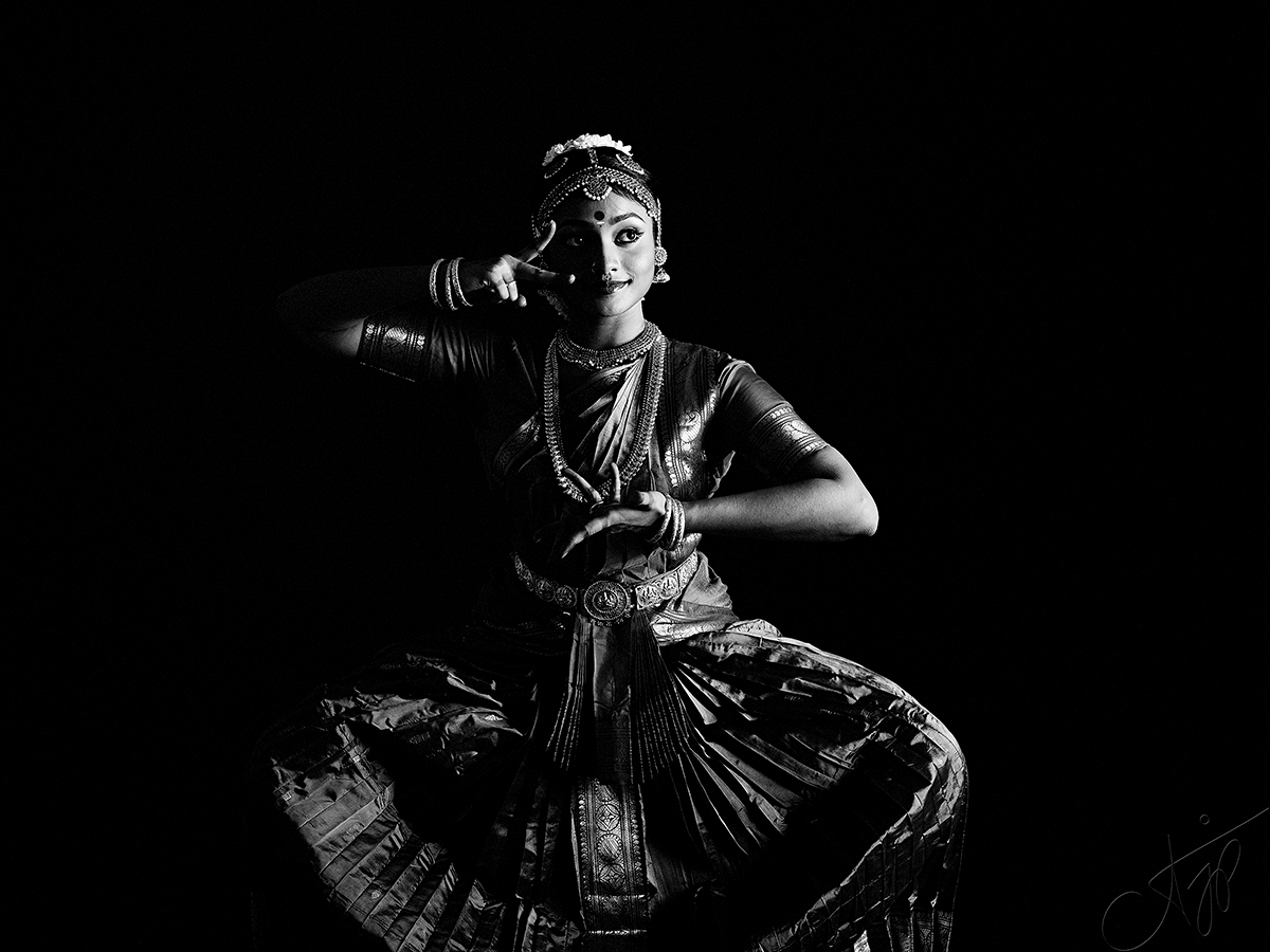 fine art-black-white-barathanatyam-photography-aditya-j-pradeep-fame-hues-ajp-00006